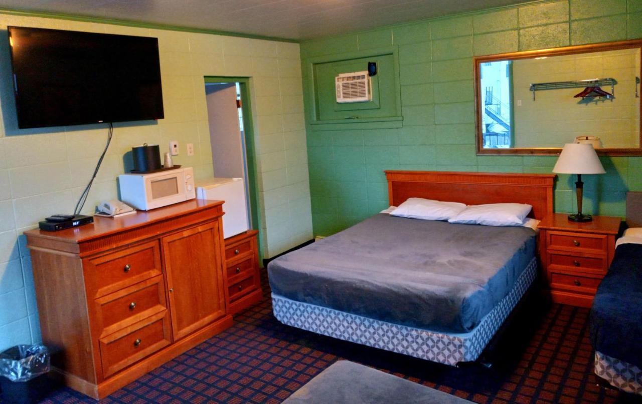 Chalet Inn Motel Dryden Exterior photo
